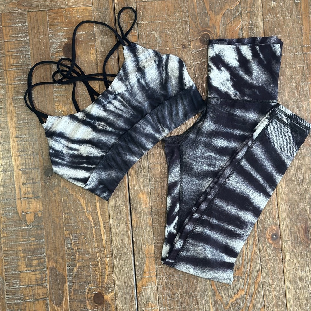 Niyama Sol Black and Gray Tie-Dye Leggings and matching sports bra